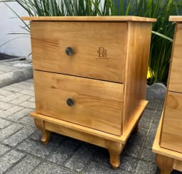 Mesinha de Cabeceira com 2 Gavetas  e Envernizada (UNIDADE) miniatura 3