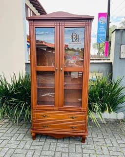 Pronta Entrega - Cristaleira 2 Portas e 2 Gavetas Envernizada miniatura 1