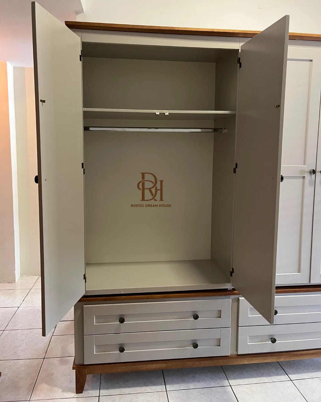 Roupeiro de 4 Portas Almofadado - Linha 900 1