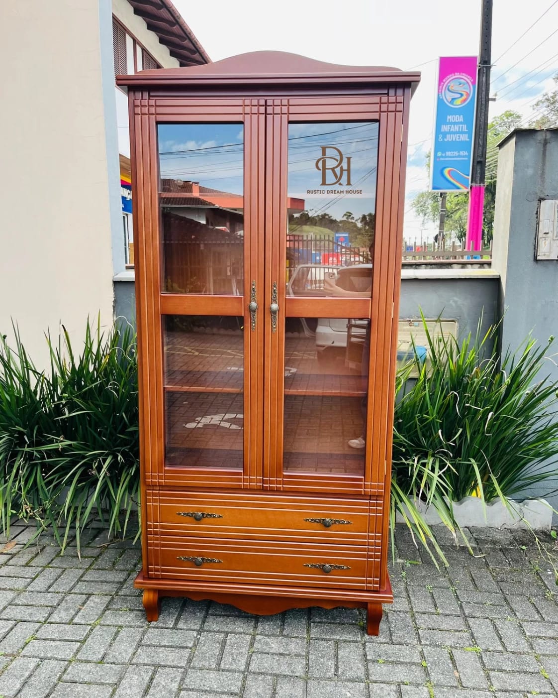 Pronta Entrega - Cristaleira 2 Portas e 2 Gavetas Envernizada 1